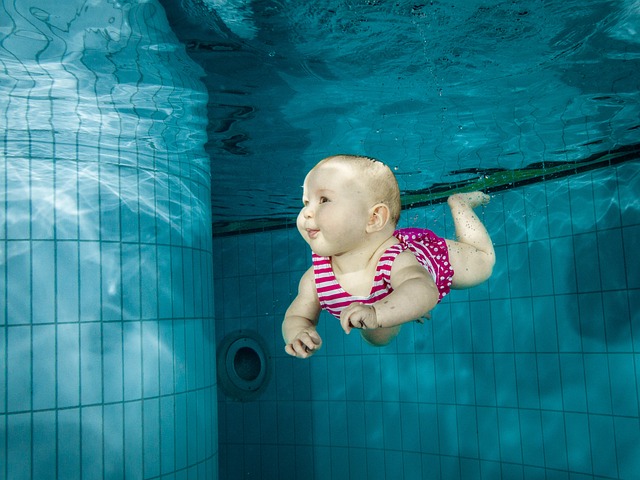 dítě pod vodou